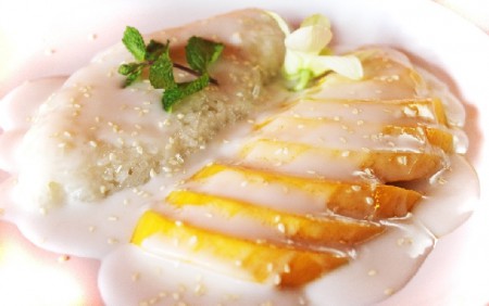 Mango Sticky Rice with cocnut milk .... 70 B